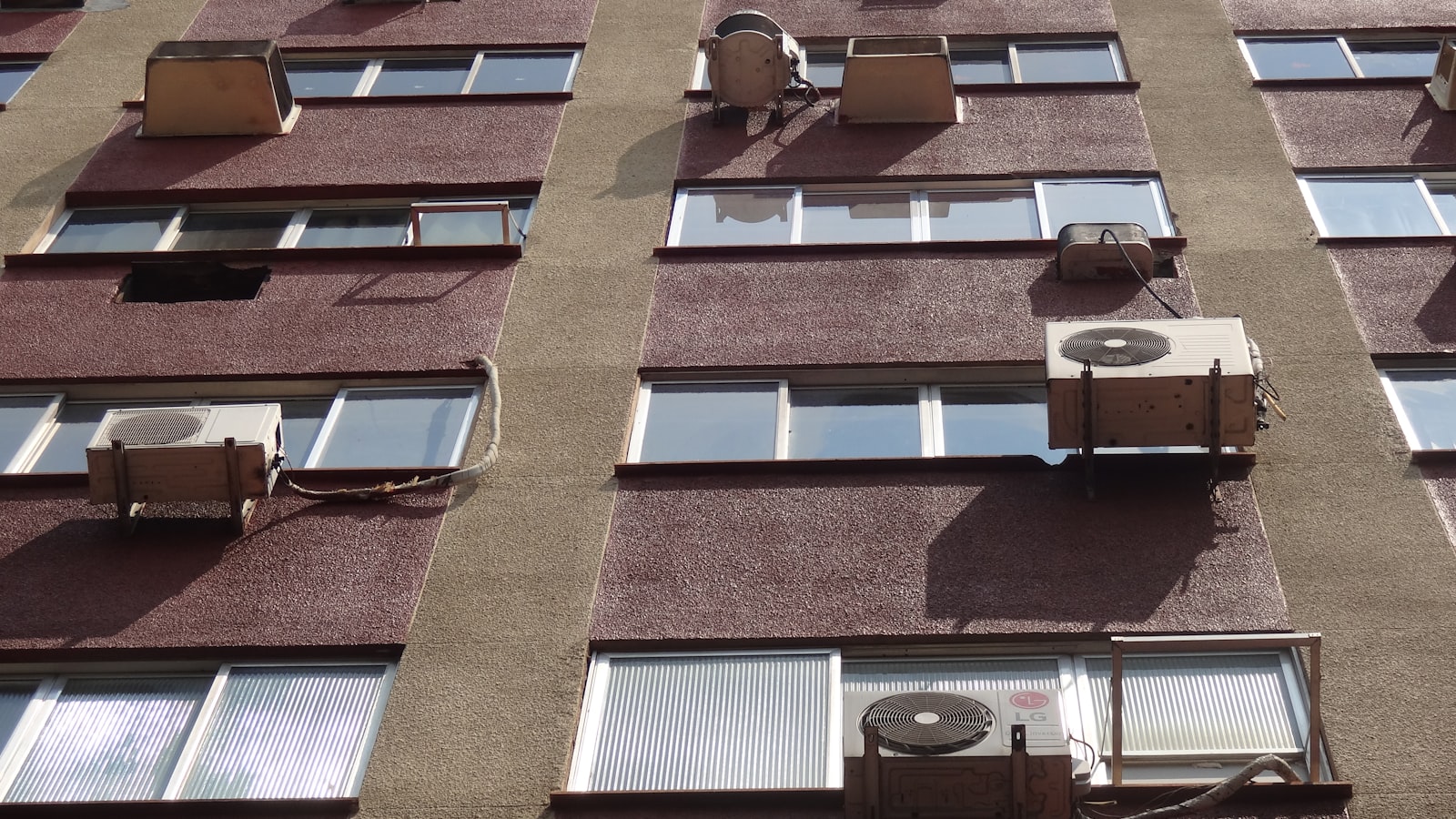 Heat recovery ventilation for a flat during renovation: decentralized or centralized?